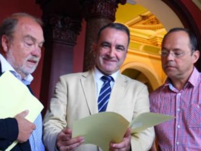 Javier Ordune (izda), el concejal de Salud Mariano Gómez y Gonzalo Macgragh este miércoles.