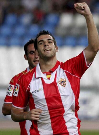 Negredo celebra un gol con el Almería esta temporada.