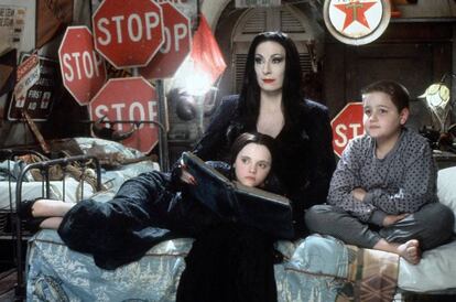 Un clásico con un reparto de lujo encabezado por Angelica Houston como la famosa Morticia Addams, y donde podemos ver otra vez a Christina Ricci, su malhumorada hija Miércoles. El resto de la familia está compuesta por el padre, Gómez, el hijo 'normal', Pugsley, el tío fétido y una mano que se mueve sola. Todos viven felices en una terrorífica mansión, pero se ven amenazados por un corrupto abogado que planea arruinarles. Llena de elementos de terror que no dan miedo por el tono de parodia gótica, vuelve a estar de actualidad con el estreno del musical en España. Clasificada para todos los públicos.