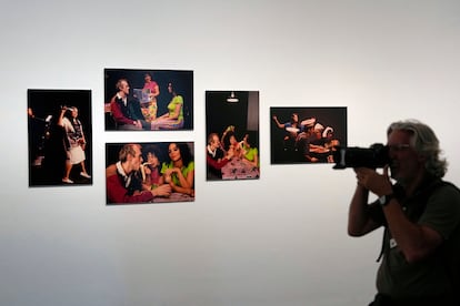El papel del turismo 'new age' y turismo sexual en la apertura turística de Cuba se explora en 'Stuff', que también pasó a representarse, como muestran las fotos de la exposición.