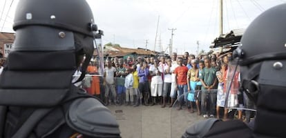 Fuerzas de seguridad de Liberia frente a manifestantes en Monrovia, este mi&eacute;rcoles.