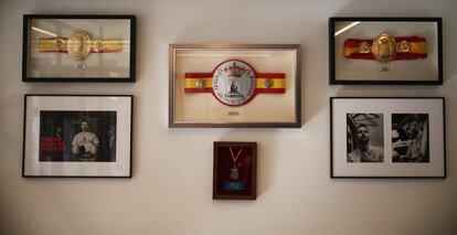 Fotos y trofeos que el excampeón de España Cristian Morales exhibe en su gimnasio madrileño.