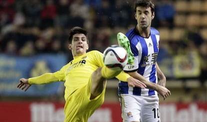 Gerard Moreno pelea el bal&oacute;n con el Xabi Prieto. 