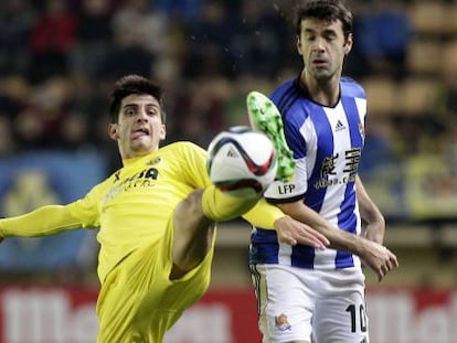 Gerard Moreno pelea el bal&oacute;n con el Xabi Prieto. 