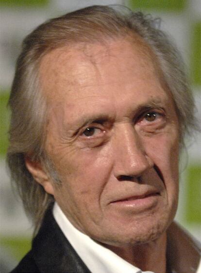 El médico que examinó una autopsia privada de David Carradine ha dicho este miércoles que el protagonista de 'Kung Fu' murió por asfixia y no por suicidio a juzgar por la manera en que apareció el cuerpo. Carradine fue encontrado colgado del armario de su hotel de Bangkok, el 4 de junio. (Texto: REUTERS)
