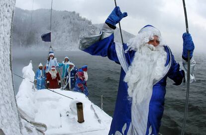 Miembros del club de yate 'Skipper' vestidos como Santa Claus, navegan por el río Yenisei como cierre de la temporada de navegación, a -21ºC, en la ciudad siberiana de Krasnoyarsk (Rusia).