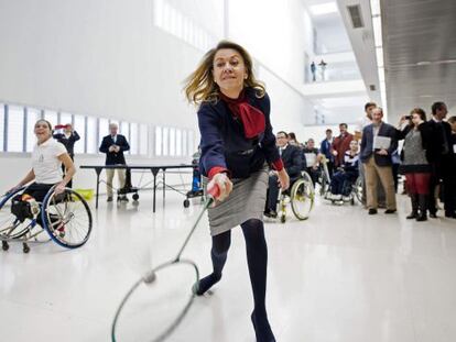 La presidenta de Castilla-La Mancha, Dolores de Cospedal, juega al bádminton durante un acto en el Hospital de Parapléjicos de Toledo.
