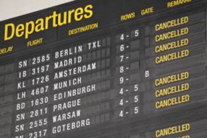 Una pantalla informa de los vuelos cancelados en el aeropuerto internacional de Bruselas, en Zaventem, Bélgica. EFE/Archivo