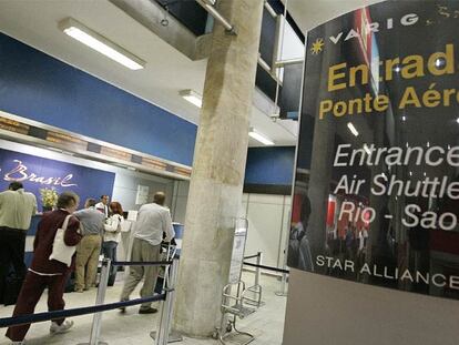 Varios pasajeros recogen sus tarjetas de embarque en el aeropuerto Santos Dumont de Río de Janeiro.