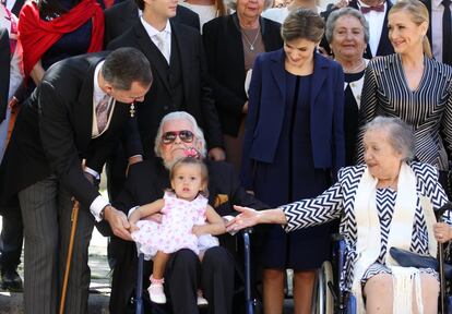 Fernando del Paso sostiene a su bisnieta en brazos tras la ceremonia.