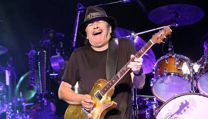 Carlos Santana, en un momento de su actuaci&oacute;n ayer noche en el Festival de Cap Roig.