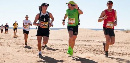 Miguel &Aacute;ngel Garc&iacute;a, grab&aacute;ndose durante la prueba Desert Run, en Marruecos.