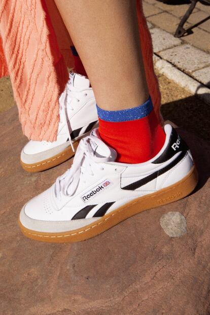 Con los pies en la tierra, Sandra pisa con calcetines Hysteria by Happy Socks y zapatillas <a href="http://www.reebok.es/revenge-plus-gum/CM8791.html" target=blank>Revenge Plus Gum de Reebok</a>.