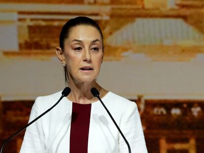 Claudia Sheinbaum sostiene una reunión con legisladores federales electos en el World Trade Center de Ciudad de México, este 18 de junio.