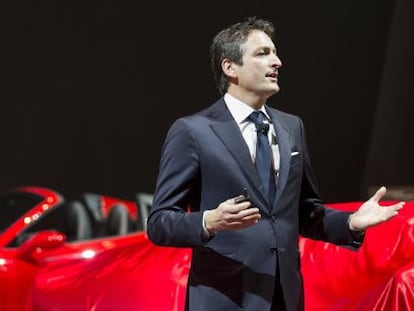 El director de m&aacute;rketing de Ferrari Enrico Galliera presenta el nuevo Ferrari 812 con motivo de la celebraci&oacute;n del Sal&oacute;n del Autom&oacute;vil de Ginebra (Suiza) hoy, 7 de marzo de 2017. 