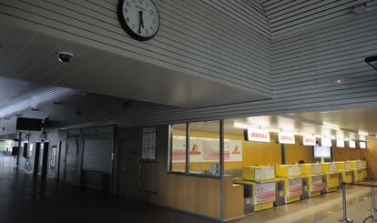 Instalaciones vacías del aeropuerto de Foronda en la tarde de ayer.