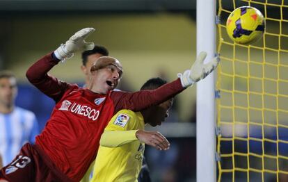 Caballero se estira ante Uche. 