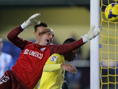 Caballero se estira ante Uche. 