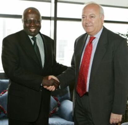 Miguel Ángel Moratinos saluda al director general de la FAO, el senegalés Jacques Diouf, en junio de 2006 en Madrid.