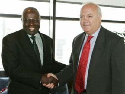 Miguel Ángel Moratinos saluda al director general de la FAO, el senegalés Jacques Diouf, en junio de 2006 en Madrid.