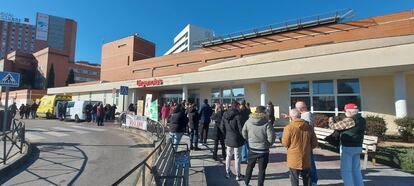 Fila de pacientes que esperan atención en el Hospital 12 de octubre, en Carabanchel, el 7 de enero de 2024.