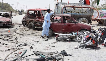 Miembros de los servicios de seguridad paquistaníes inspeccionan el lugar de un atentado en Quetta (Pakistán) el 25 de julio de 2018. 