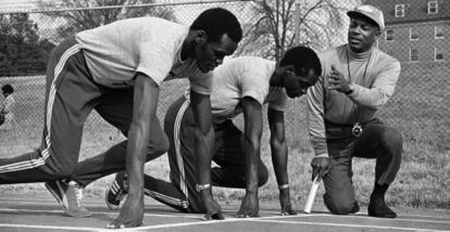 LeRoy T. Walker, a la derecha, en un entrenamiento en 1972.