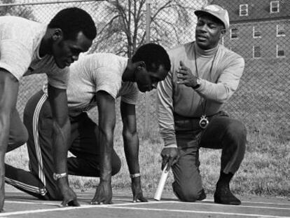 LeRoy T. Walker, a la derecha, en un entrenamiento en 1972.