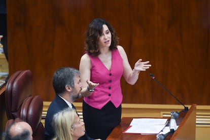 La presidenta de la Comunidad de Madrid, Isabel Díaz Ayuso, interviene durante un pleno de la Asamblea de Madrid, a 22 de mayo de 2025, en Madrid (España).