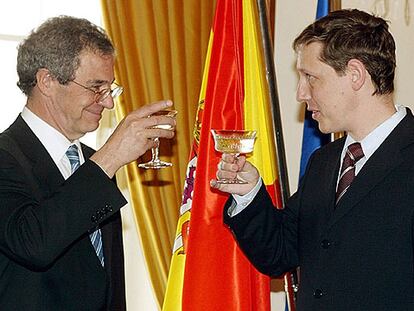 César Alierta (izquierda) brinda con el primer ministro checo, Stanislav Gross, tras la firma de la operación.