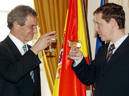 César Alierta (izquierda) brinda con el primer ministro checo, Stanislav Gross, tras la firma de la operación.