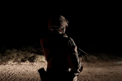 Un miembro de la Guardia Nacional vigila en la noche del miércoles el área donde se derrumbó la mina de carbón.
