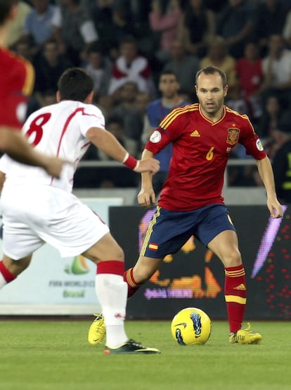 Andrés Iniesta lucha por el balón con el georgiano Murtaz Daushvili.