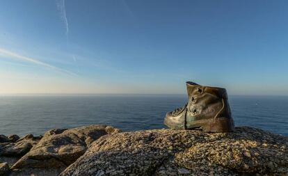 Escultura en bronce de una bota del peregrino, al final del Camino de Santiago en Finisterre.