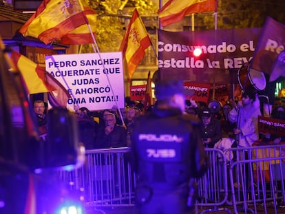 Protestas del viernes en la calle madrileña de Ferraz, donde se ubica la sede nacional del PSOE.