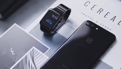 Apple Watch con un iPhone negro