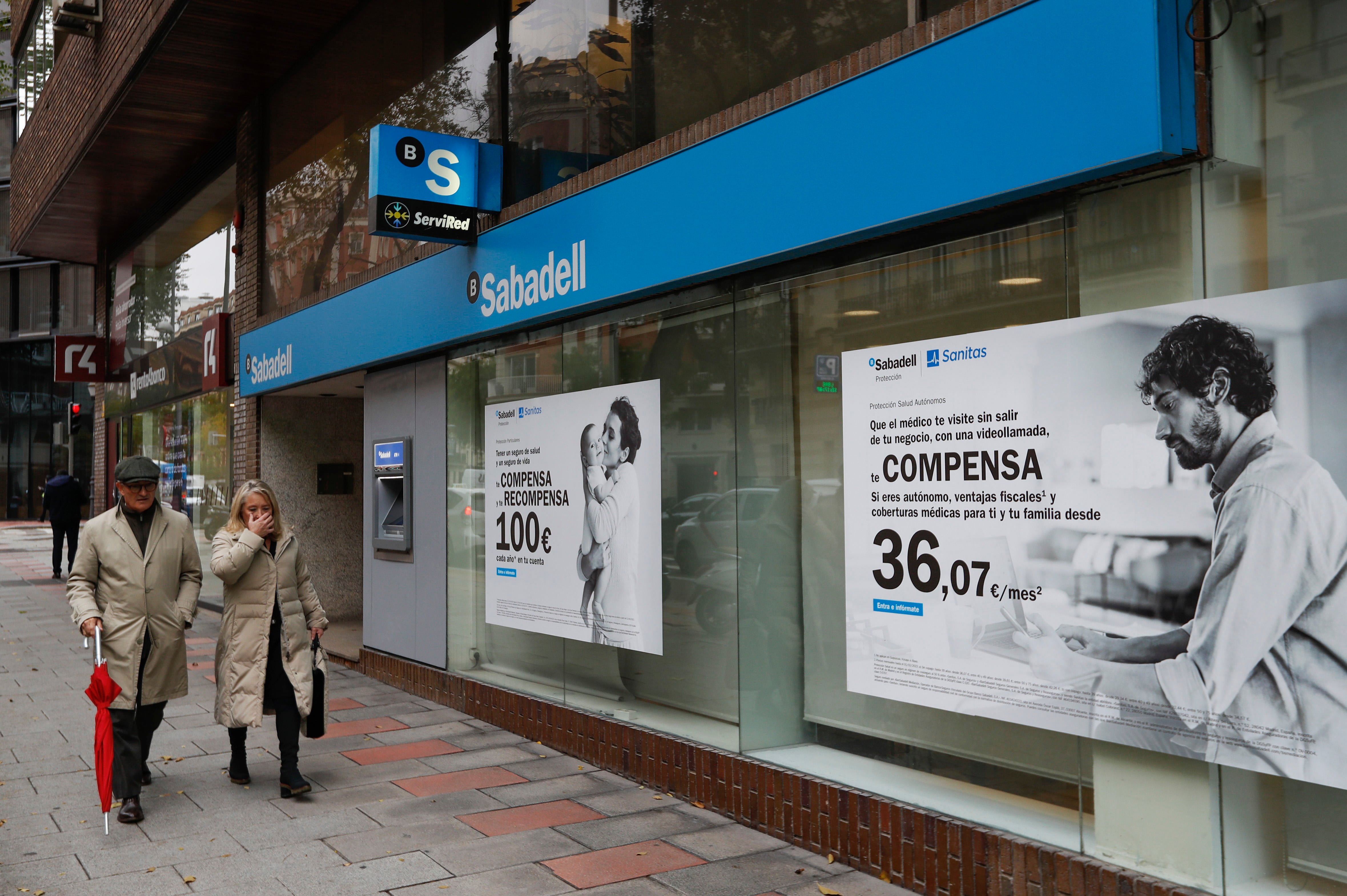 DVD 1135 (21 11 22). Madrid. Fachadas con carteles de diferentes oficinas bancarias. © LUIS SEVILLANO
