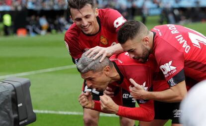 Salva Sevilla, en el centro, celebra con Budimir y Dani Rodríguez el primer gol del Mallorca en Balaídos.