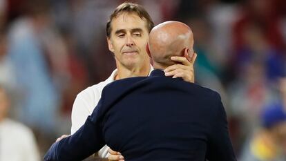 Lopetegui se abrazo con Monchi a la finalización del partido ante el Dortmund.