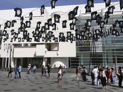 Instalaci&oacute;n de la arquitecta francesa Odile Decq con el nombre &#039;Diversitat&#039;, una serie de cables suspendidos que soportan 300 camisetas. 