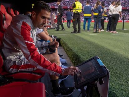 Un analista del Sevilla FC usa el Video Review System en el banquillo del equipo andaluz el pasado 1 de mayo.
