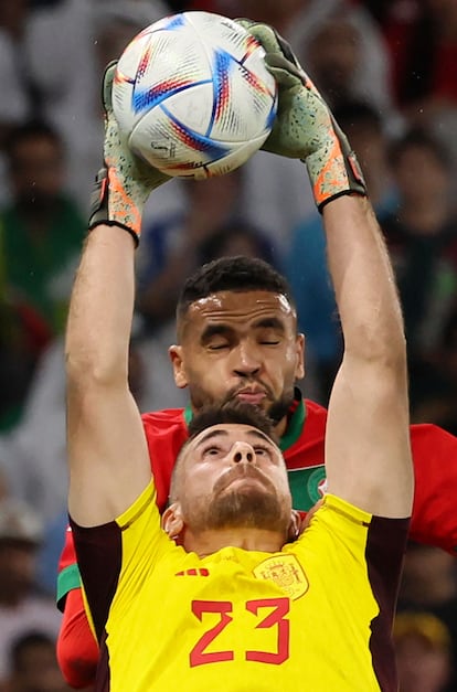 Unai Simón bloca un balón aéreo tras un centro de Marruecos.