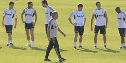 José Mourinho pasa ante Callejón, Ramos, Albiol, Alonso, Arbeloa y Lass durante el entrenamiento de ayer.