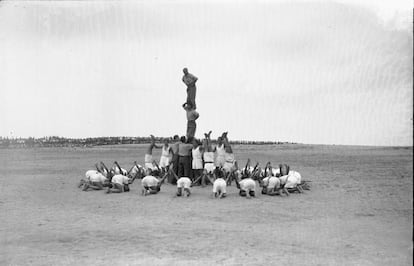 Exhibición de 'castellers' durante la celebración del 14 de julio de 1939 en el campo de refugiados de Barcarès.