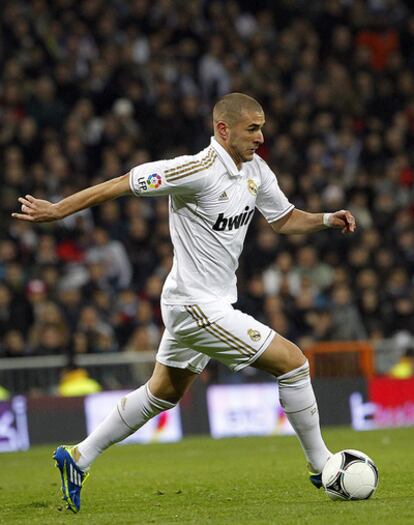 Benzema avanza con el balón en el partido del martes pasado contra el Málaga.