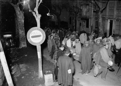 Soldados protegidos por mantas cruzan la frontera con Francia por Le Perthus a partir del 5 de febrero de 1939. 