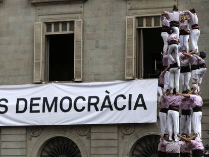 3/09/2017. La colla castellera Minyons de Terrassa levantan una &quot;cuatre de nou amb folre i manilles&quot; ante un cartel que pide &quot;Mas democracia&quot;. 