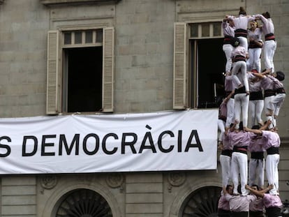 3/09/2017. La colla castellera Minyons de Terrassa levantan una &quot;cuatre de nou amb folre i manilles&quot; ante un cartel que pide &quot;Mas democracia&quot;. 