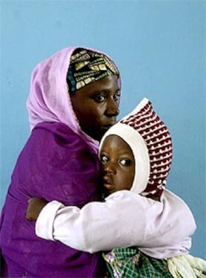 Amina Lawal, con su hija de dos años Wasila, en una foto tomada el pasado mes de agosto.