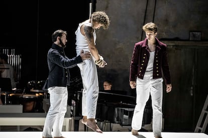 Billy Budd (Ian Rucker), após ser enforcado no mastro principal do navio de guerra 'The Indomitable' no final do segundo ato da ópera de Benjamin Britten.